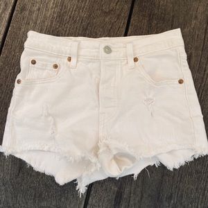White Levi’s shorts